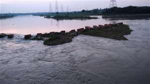 Delhi Flood ALERT!  दिल्ली में खतरे के निशान से ऊपर पहुंचा यमुना नदी का जलस्तर, प्रशासन की चेतावनी- खादर क्षेत्र खाली करें लोग