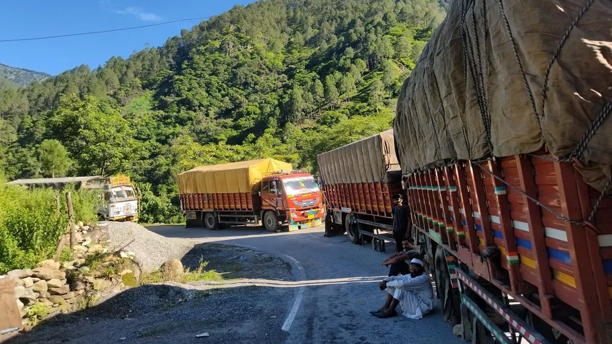 Uttarakhand Rains : हिमाचल को जोड़ने वाला हाईवे दो दिन से बंद, सेब से भरे 50 ट्रक और यात्री वाहन फंसे