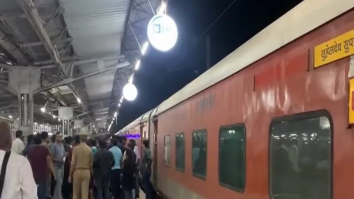 सुहेलदेव एक्स्प्रेस स्टेशन पर खड़ी और पुलिस के जवान यात्रियों को आश्वासन देते हुए।