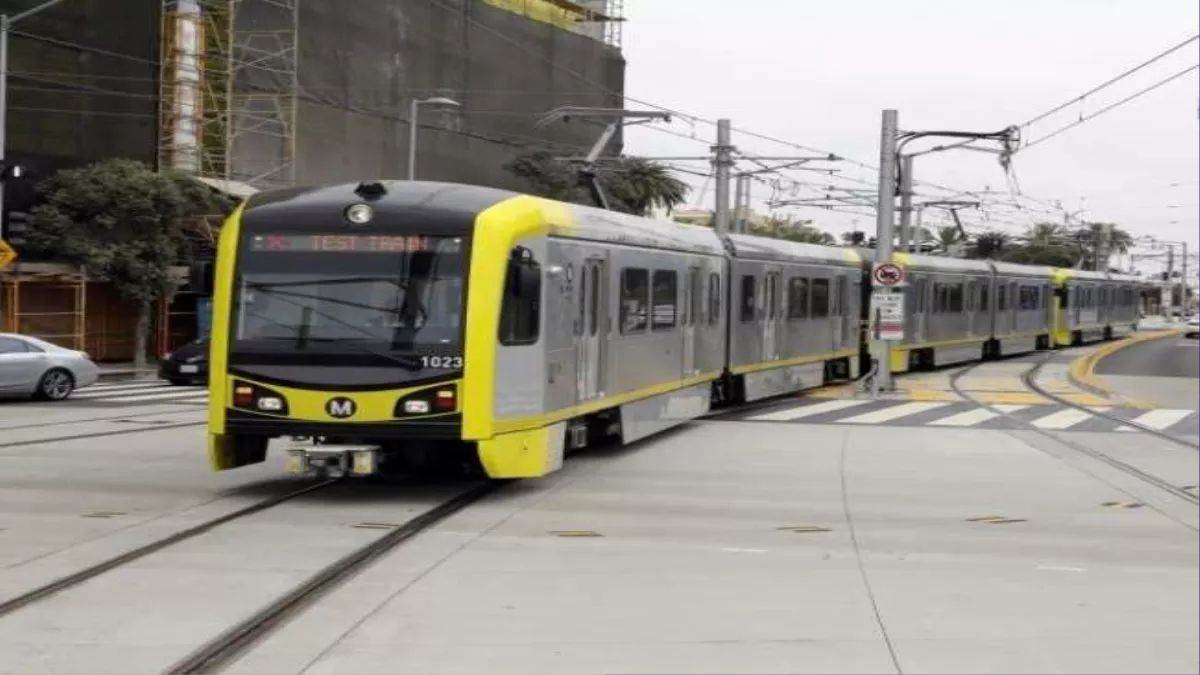 https://www.jagranimages.com/images/newimg/12082023/12_08_2023-light_metro_23499236.jpg