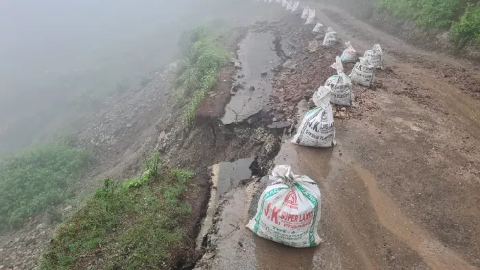 लैंसडौन-फतेहपुर मोटर मार्ग में जदला ग्राम के पास भू-धंसाव वाला हिस्सा