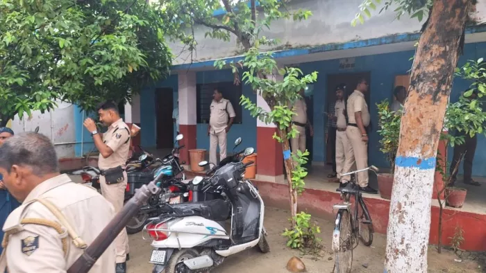 Narkatiaganj: शिक्षक ने छुट्टी वाले दिन छात्रा को बुलाया स्कूल, सुनसान कमरे में ले जाकर छेड़खानी का आरोप...