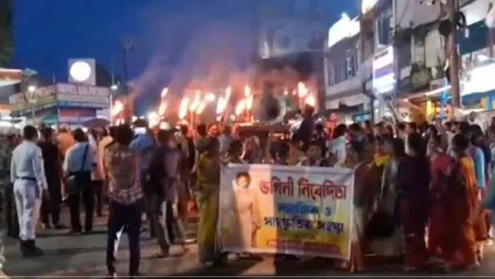 बांग्लादेश में हिंदुओं पर हो रहे हमले के खिलाफ अमस में विरोध मार्च। फोटोः एएनआई।