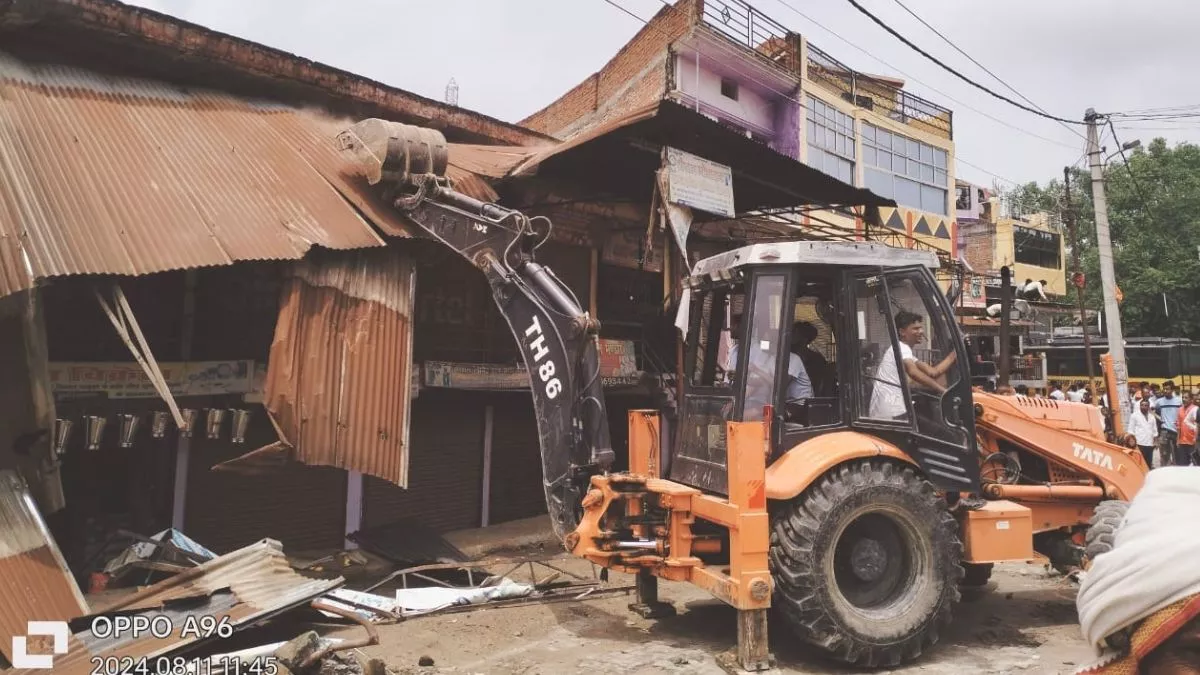 Siddharthnagar News: अति‍क्रमण की वजह से गई थी गर्भवती मह‍िला और उसके बच्‍चे की मौत, प्रशासन ने चलाया बुलडोजर