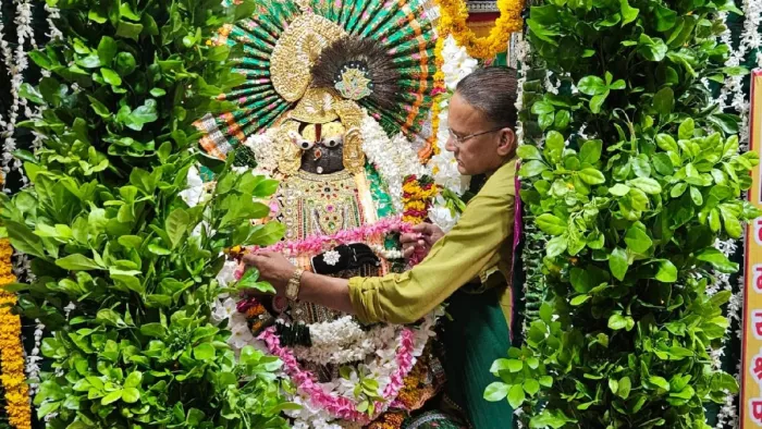 गोवर्धन स्थित दानघाटी मंदिर में विराजमान गिरिराजजी का शृंगार करते सेवायत मथुरा दास कौशिक लाला पंडित। फोटोजागरण