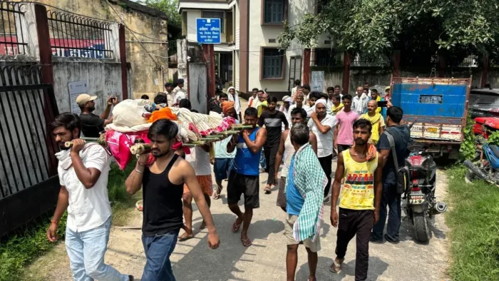 हाजीपुर में युवक के शव को लेकर सदर थाना का घेराव करते लोग। जागरण