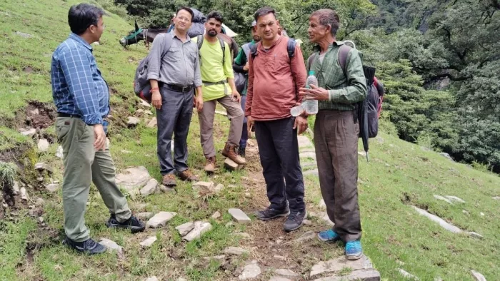 चाैमासी-केदारनाथ पैदल ट्रेक मार्ग पर स्थलीय निरीक्षण करती टीम