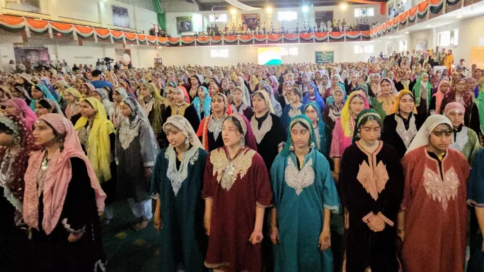 लोक नृत्य में हिस्सा लेती युवतियां। (फोटो- एएनआई)