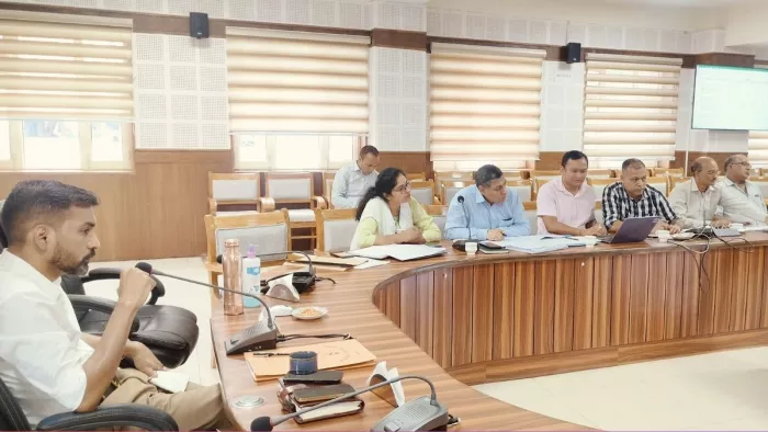 पौड़ी के कलक्ट्रेट सभागार में समीक्षा बैठक लेते जिलाधिकारी डॉ. आशीष चौहान