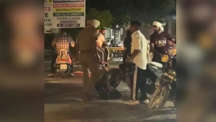 पंजाब में एएसआई ने युवकों को जमकर पीटा