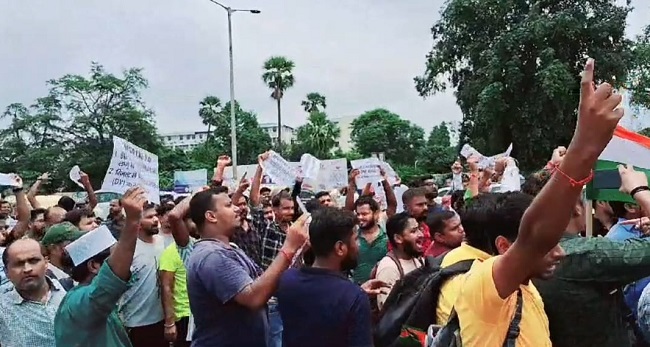 पटना में प्रदर्शन के दौरान शिक्षक अभ्यर्थी तख्तियों पर नारे और अपनी मांगें लिखकर लाए थे।