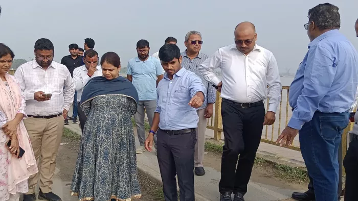 बिजनौर बैराज पुल पर एनएचएआई और सिंचाई विभाग के अफसरों के साथ दरार का निरीक्षण करतीं डीएम जसजीत कौर।