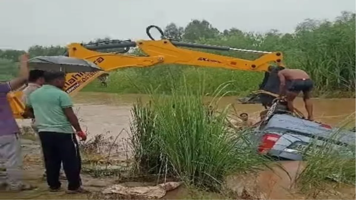 UP flood: गुलाह नदी में बही कार, उफान पर है पहाड़ा नदी, समय पर डाक्टर तक न पहुंचने से बीमार ग्रामीण की मौत
