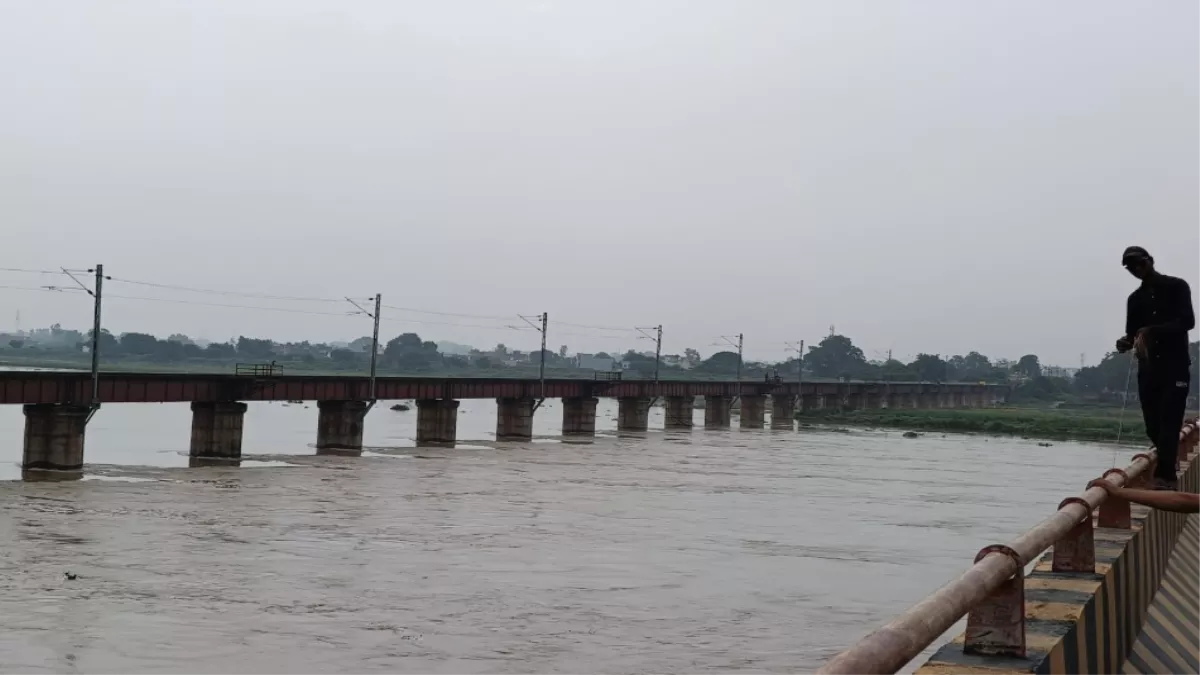 Bareilly News: रामगंगा का जलस्तर बढ़ा, बाढ़ चौकियों को सक्रिय कराकर तटबंधों पर बढ़ाई गई निगरानी