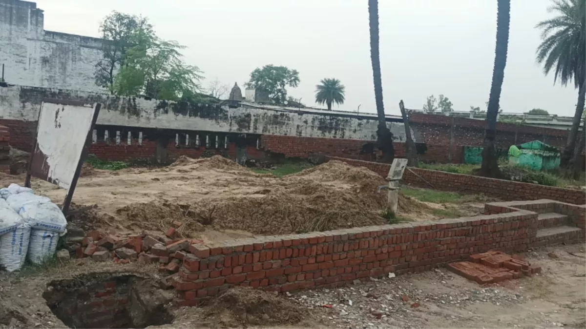 कब्रिस्तान में बनाई जा रही थी ईदगाह, राजस्व विभाग ने पहुंचकर रुकवा दिया निर्माण; DM के पास भी पहुंची रिपोर्ट
