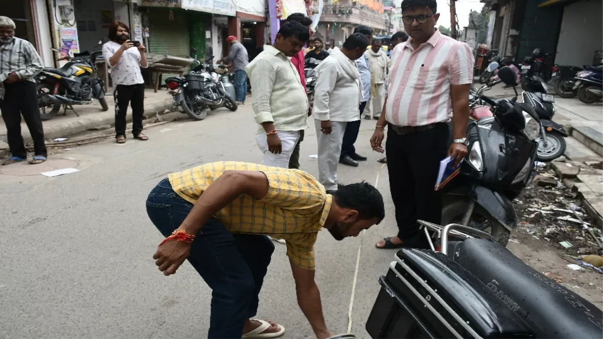 UP Road Widening: यूपी के इस जिले में चौड़ीकरण के लिए सड़क की हुई नापी, अब टूटेंगे मकान
