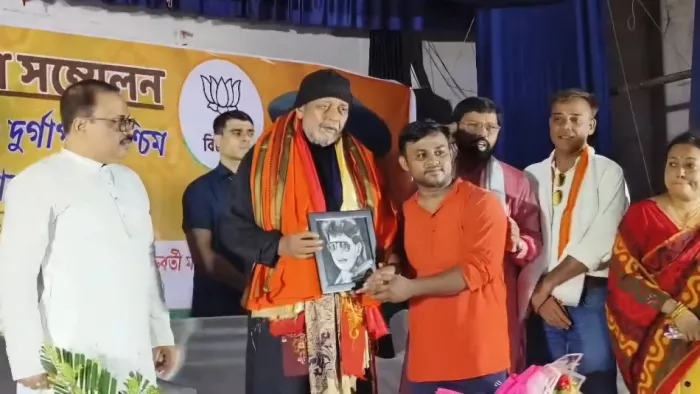 दुर्गापुर में भाजपा के कार्यकर्ता सम्मेलन में पहुंचे फिल्म अभिनता मिथुन चक्रवर्ती