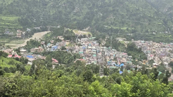 साड़ा व उपराड़ी गांव के संवेदनशील नालों के नीचे बसा बड़कोट। जागरण