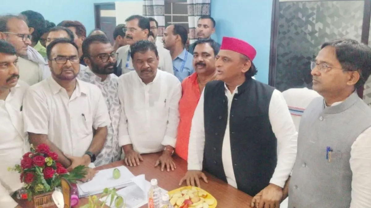 Shibu Soren News: नेमरा पहुंचे सपा सुप्रीमो अखिलेश यादव, हेमंत सोरेन की माता से मिलकर हुए भावुक; कही ये बात
