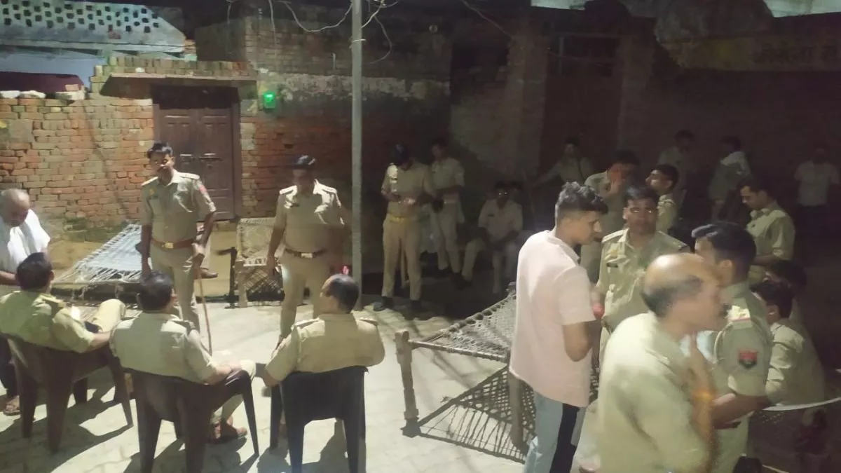 Aligarh News: दबिश देने गई पुलिस से हाथापाईं, बाइक तोड़ी... दो आरोपितों को गांव वालों ने पीटा