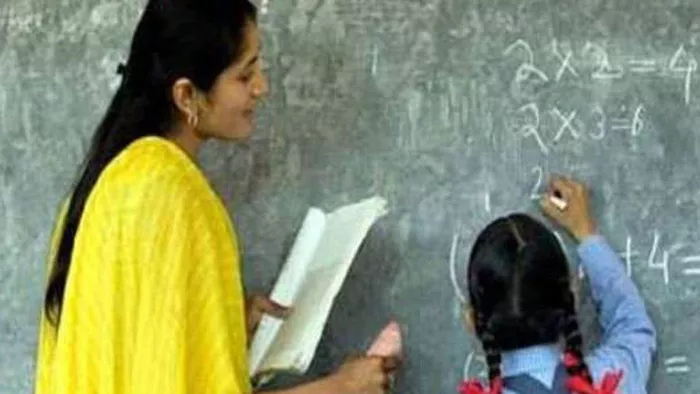 राज्य के प्राइमरी स्कूलों में सहायक आचार्य के पदों पर पर्याप्त योग्य उम्मीदवार नहीं मिले।