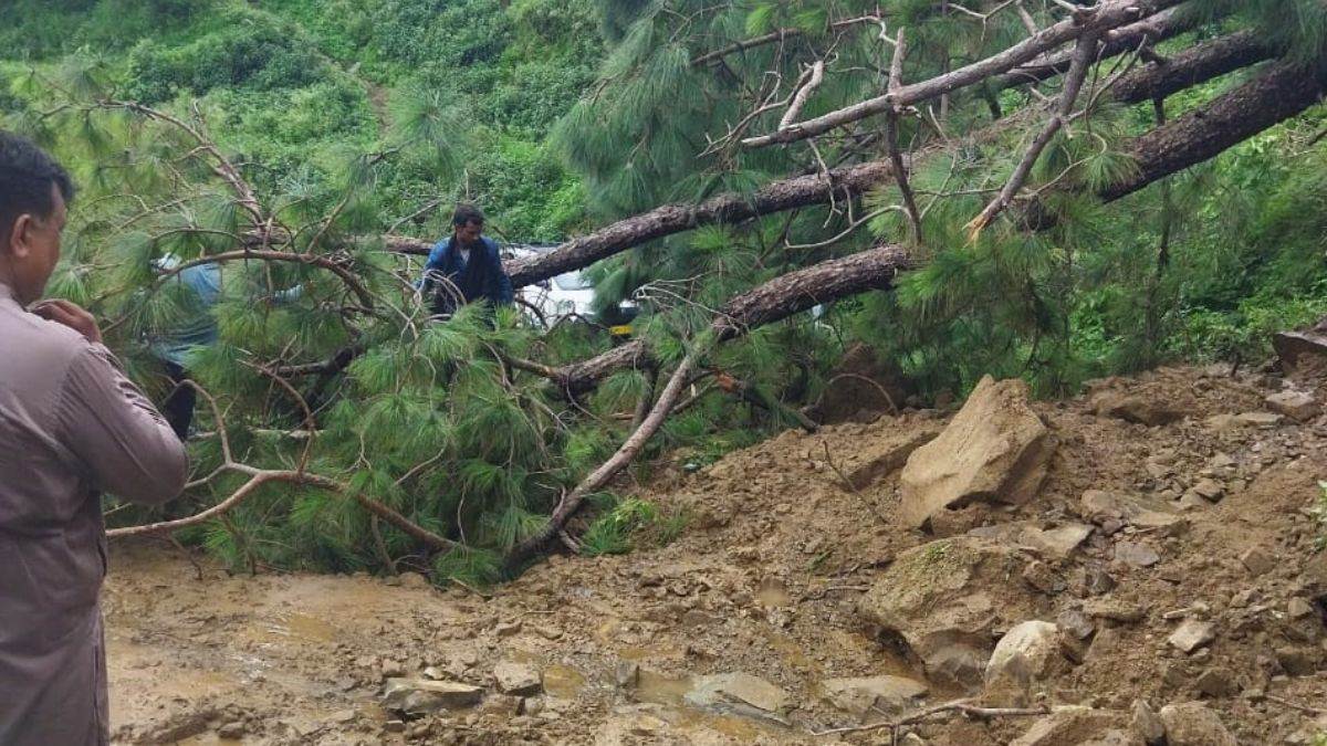 https://www.jagranimages.com/images/newimg/12082025/12_08_2025-bilaspur_four_lane_landslide_24010867.jpg