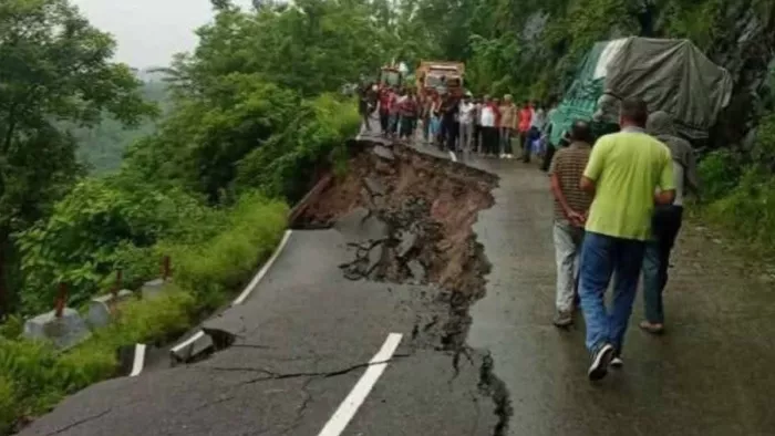 दुनेरा के समीप एनएच का बड़ा हिस्सा धंसा। जागरण