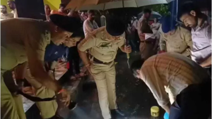 धर्मशाला से सटे सुधेड़ में हत्या की जांच करते पुलिस अधिकारी। जागरण