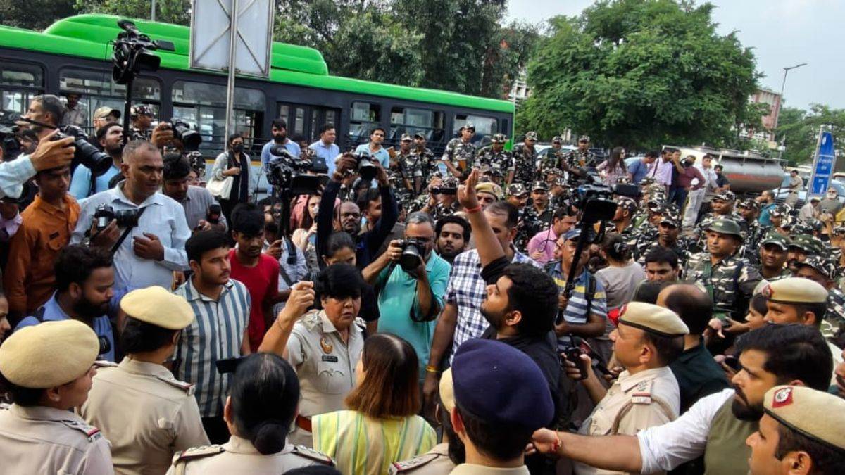 https://www.jagranimages.com/images/newimg/12082025/12_08_2025-dog-connaught-place-protest_24010950.jpg