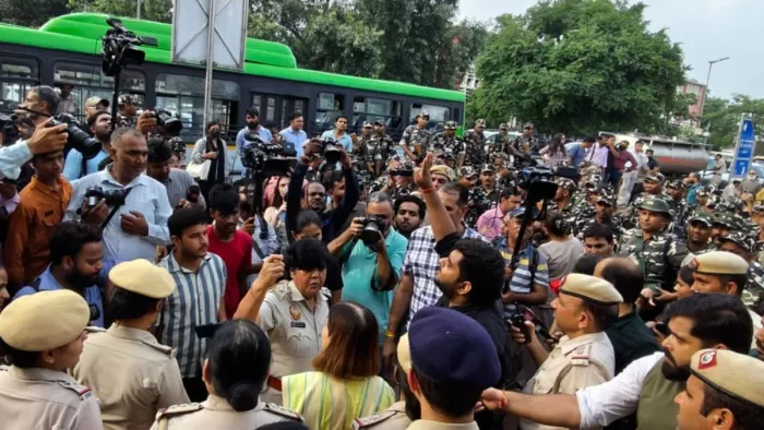पशुप्रेमी कनॉट प्लेस के हनुमान मंदिर परिसर में पहुंचे हैं।