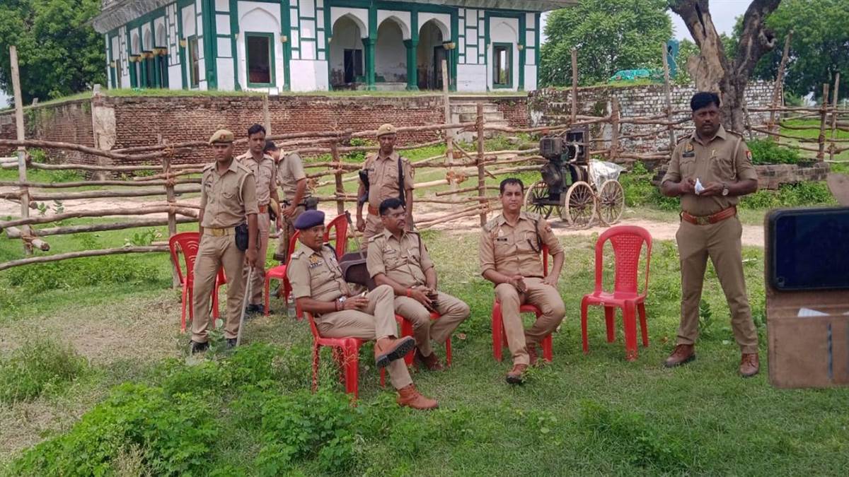 fatehpur tomb temple dispute administration repair damaged tomb in night