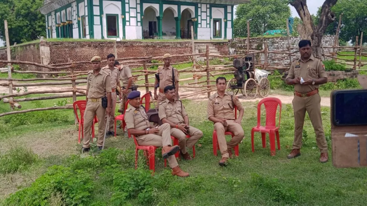 Fatehpur में मकबरा या ठाकुर जी मंदिर; दिन में विवाद, रात में मकबरे की तोड़फोड़ को ठीक कराया