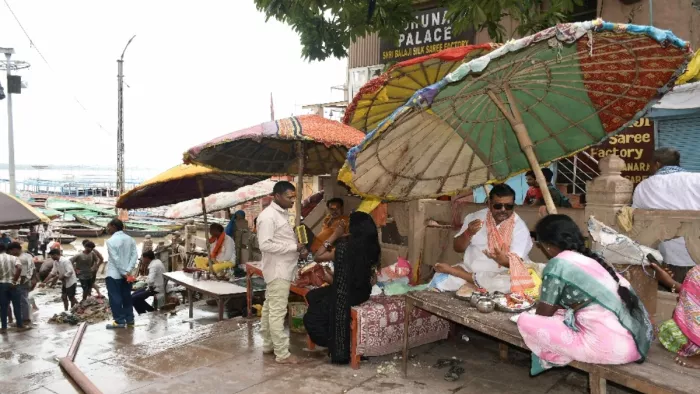 गंगा घाटों की सीढ़ियाें पर एक बार फिर से निखरने लगी जिंदगी।