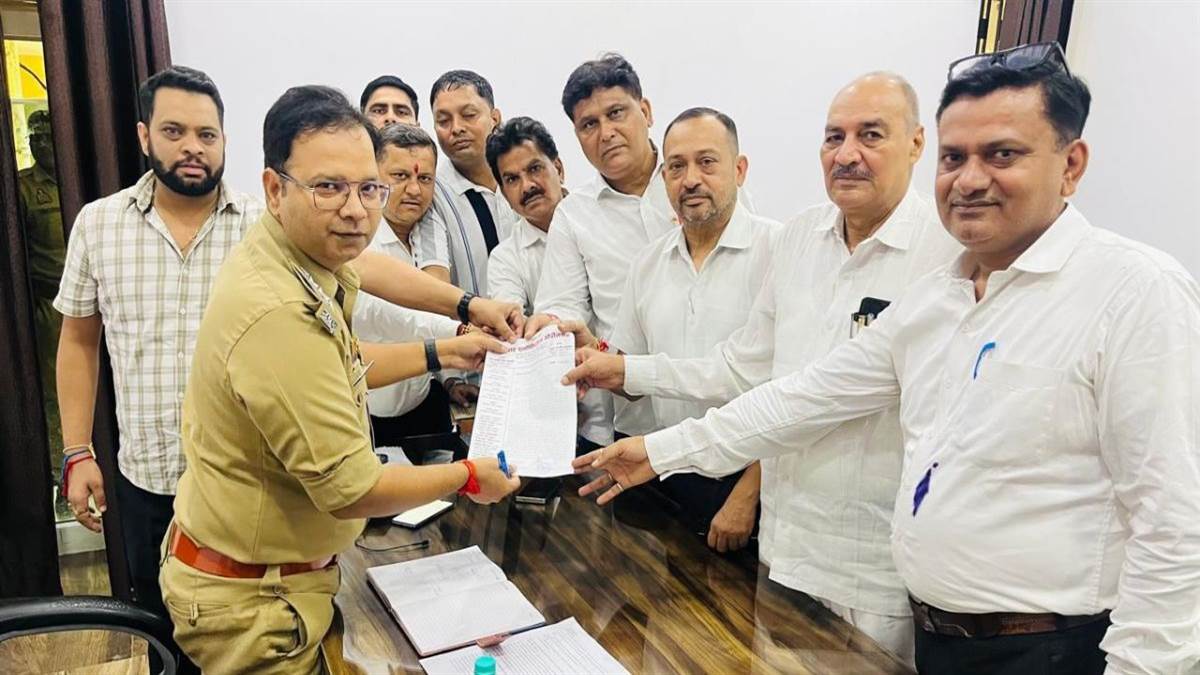 ncr ghaziabad news lawyers ultimatum to police over theft case