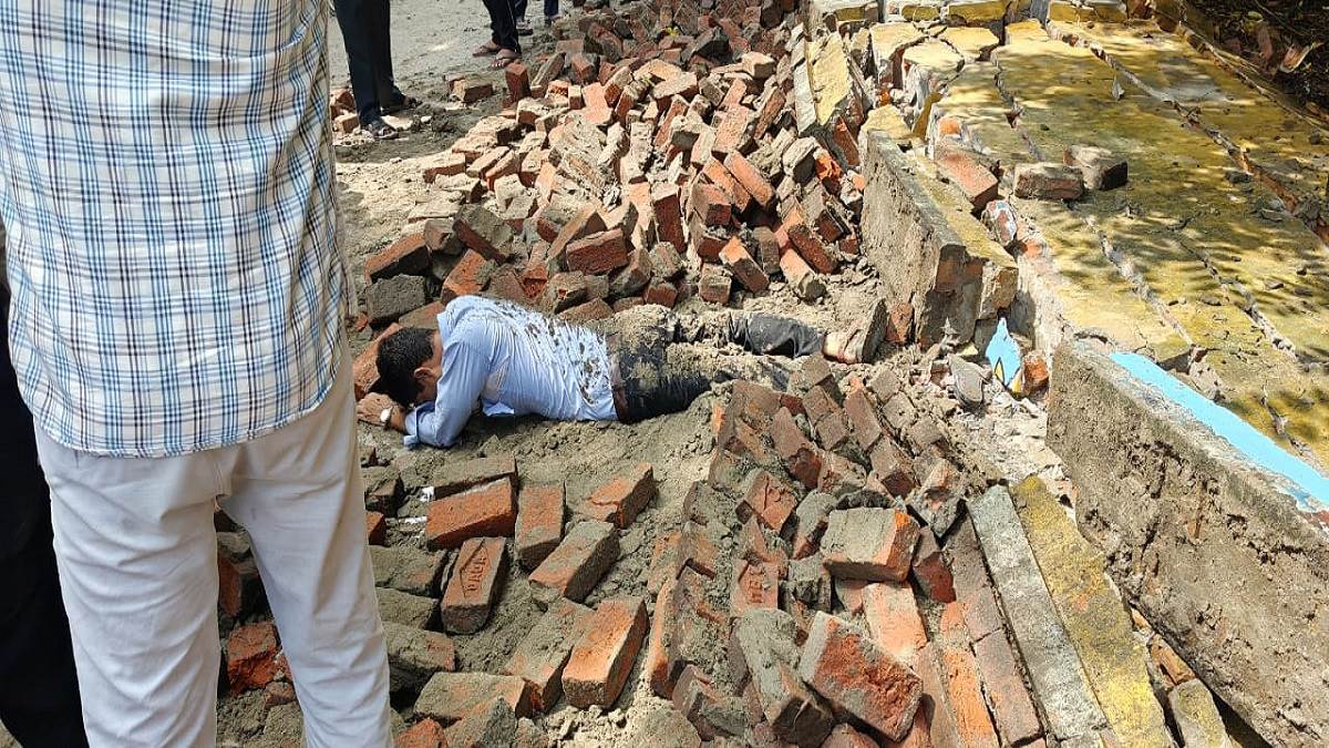 https://www.jagranimages.com/images/newimg/12082025/12_08_2025-gorakhpur_wall_collapse_24010648.jpg