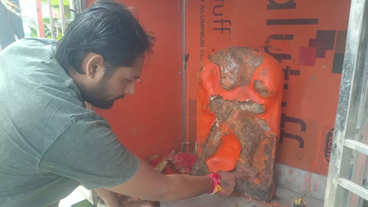 कानपुर में माहौल बिगाड़ने की कोशिश, अराजक ने खंडित की हनुमान प्रतिमा, आक्रोश