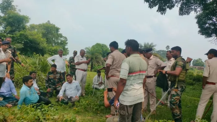 रैयतों के साथ झड़प में डेढ़ दर्जन लोग घायल हुए हैं।
