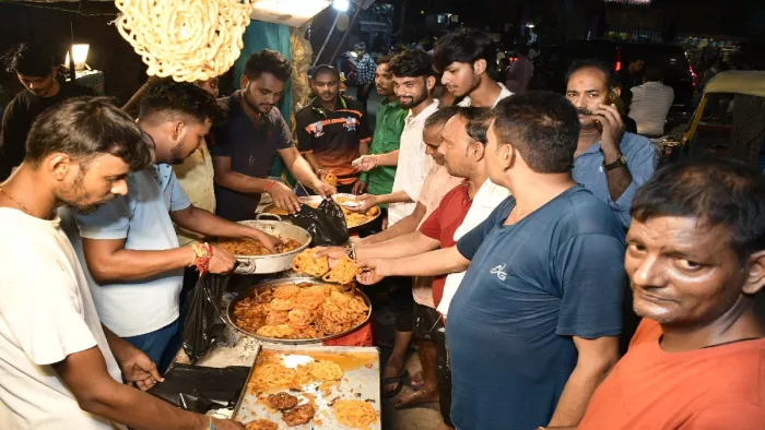देर रात तक दुकानों पर जलेबा की भीड़ लगी रही।