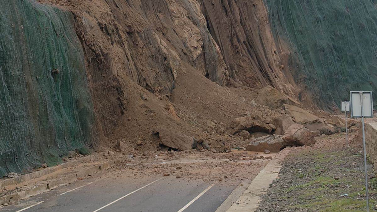 https://www.jagranimages.com/images/newimg/12082025/12_08_2025-kangra_landslide_24011325.jpg