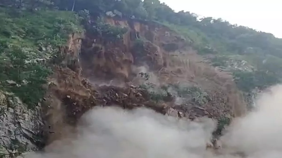 Jharkhand News: हजारीबाग में जबरदस्त landslide, पत्थर खदान में गिरा बभनबे पहाड़ का हिस्सा, आपदा प्रबंधन टीम अलर्ट
