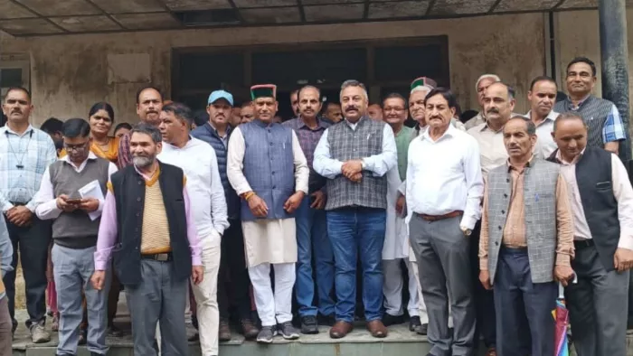शिक्षा मंत्री रोहित ठाकुर सराज में क्षतिग्रस्त स्कूल भवन के निरीक्षण के दौरान।
