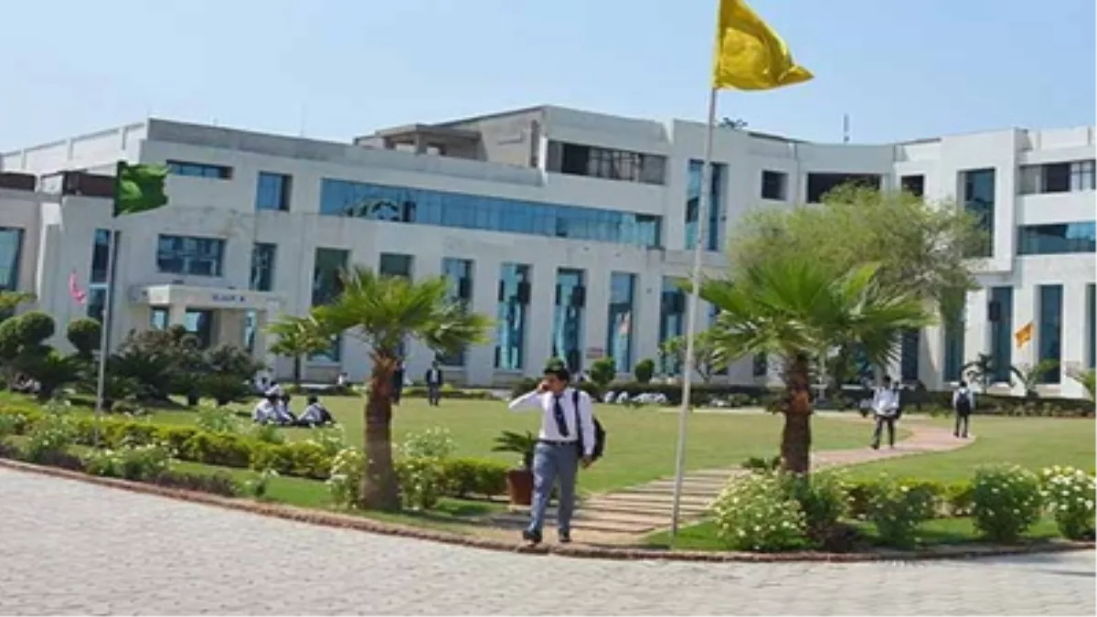 अनियमितताओं से घिरे मोनाड विश्वविद्यालय पर UGC का चला डंडा, पीएचडी पर लगाई रोक
