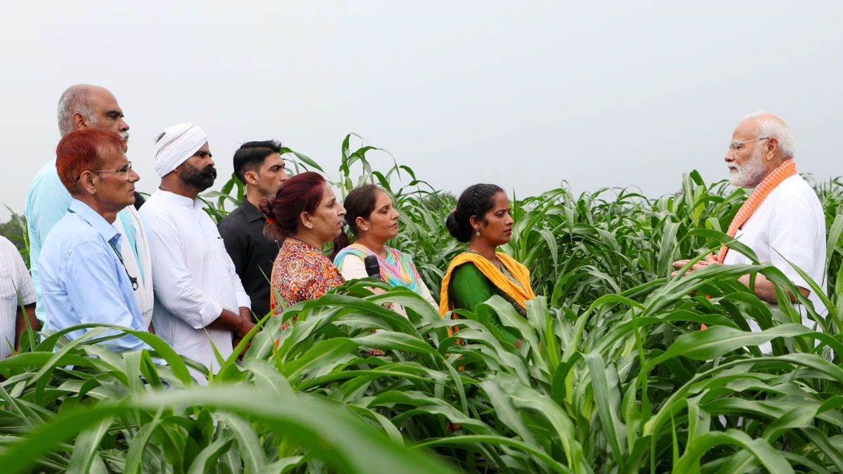 https://www.jagranimages.com/images/newimg/12082025/12_08_2025-pm_modi_with_farmers_24011287.jpg