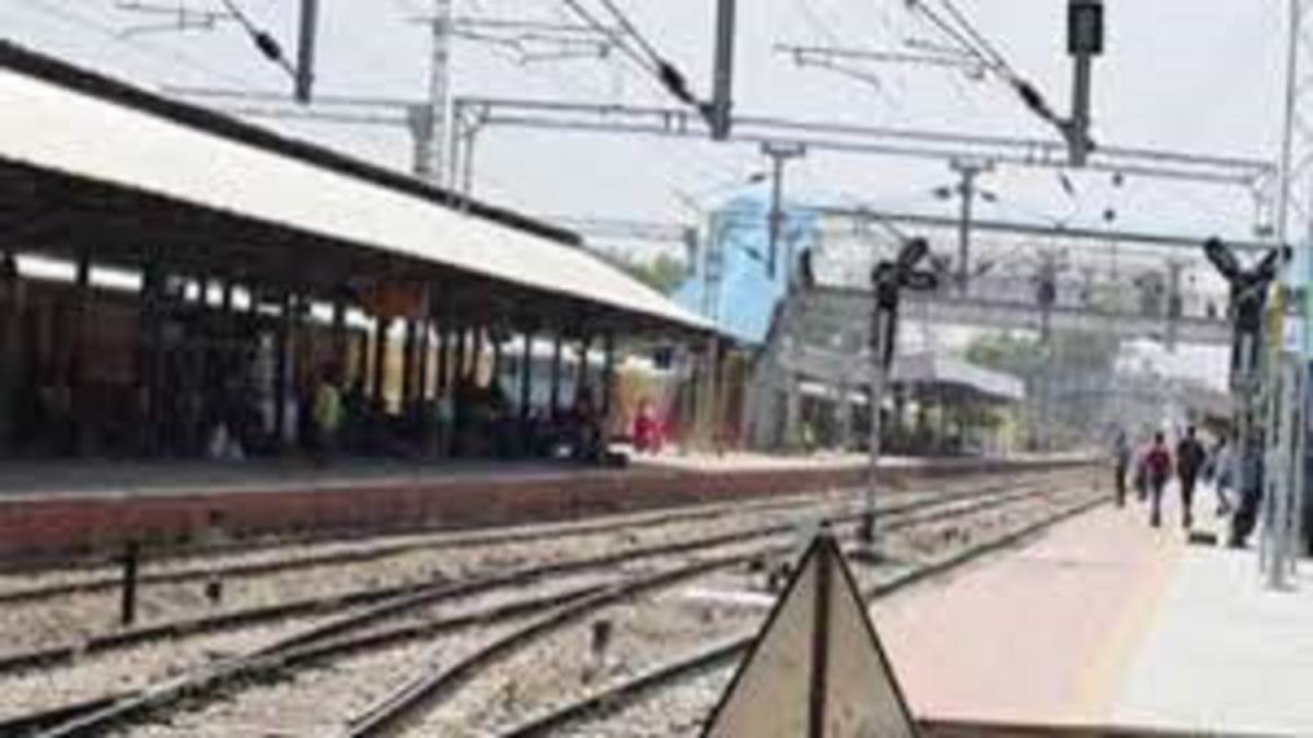 https://www.jagranimages.com/images/newimg/12082025/12_08_2025-pratapgarh_station_24010934.jpg