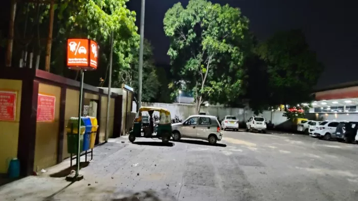 केवल पार्किंग करने पर ही शुल्क लगेगा, जिससे यात्रियों को राहत मिलेगी।