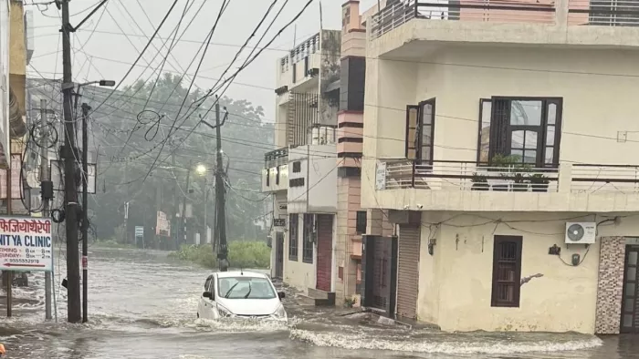 यमुनानगर में वर्षा के पानी के बीच से गुजरती कार। फोटो जागरण