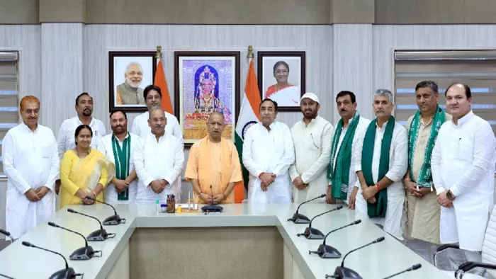 मुख्यमंत्री से मुलाकात के दौरान रालोद के सांसद व विधायक। सौ. पदाधिकारी