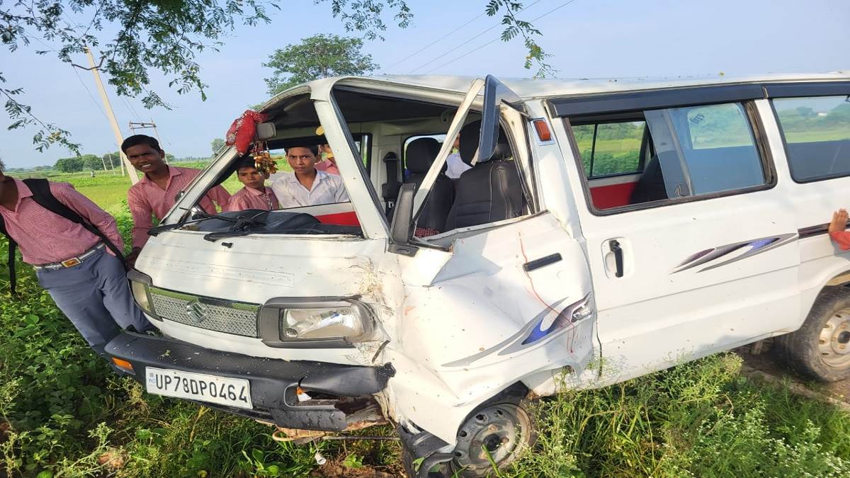 https://www.jagranimages.com/images/newimg/12082025/12_08_2025-school_van_accident_1_24010611.jpg