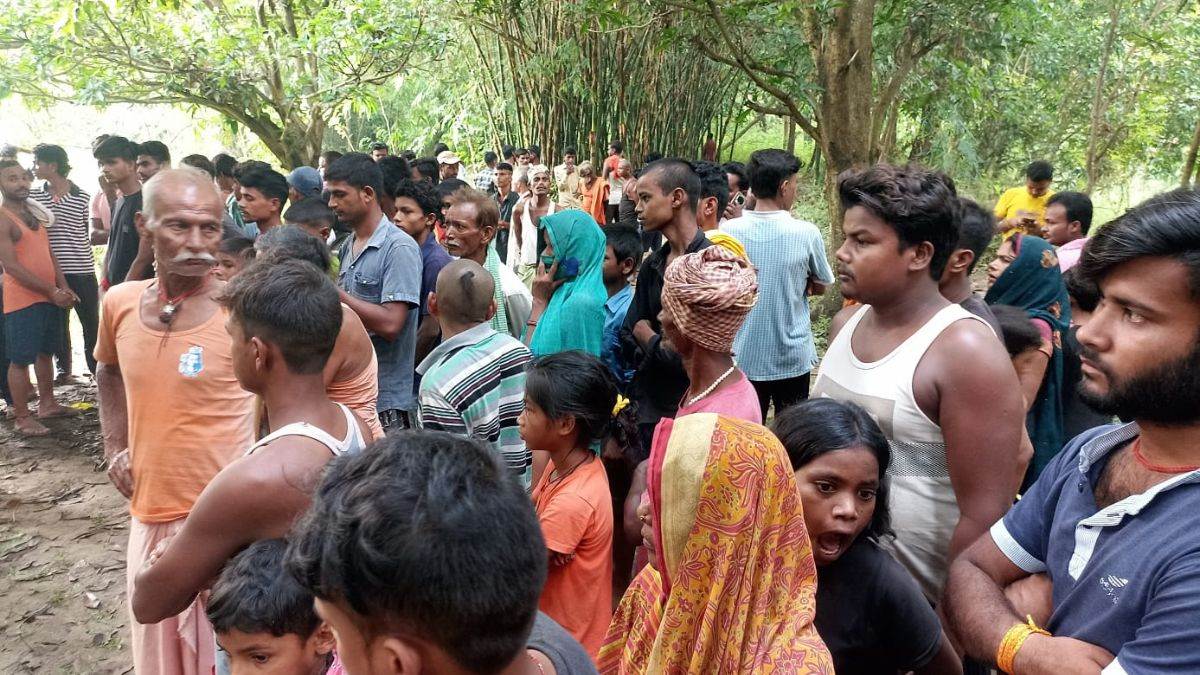 sitamarhi woman and child found hanged in suspected murder case