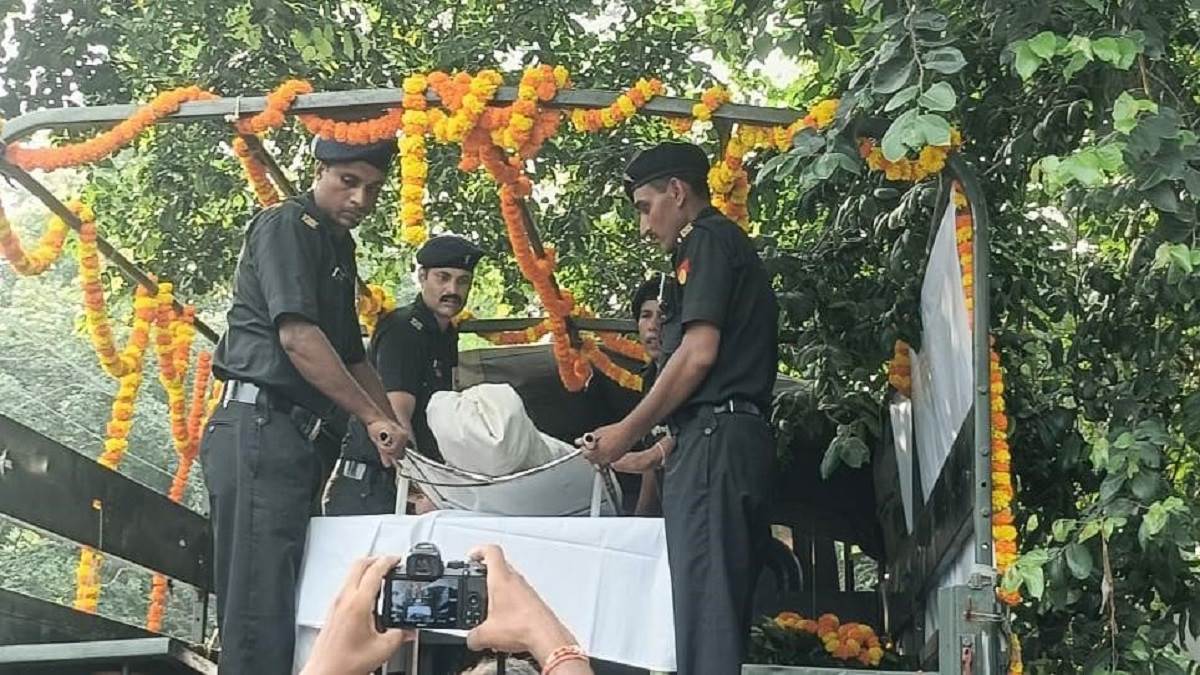 https://www.jagranimages.com/images/newimg/12082025/12_08_2025-soldier_tribute_24011153.jpg